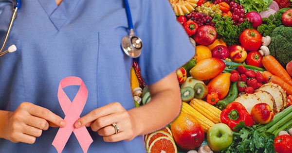 Nguyên nhân nào khiến bệnh nhân ung thư dạ dày nên hạn chế ăn những loại trái cây có hàm lượng fructose cao?
