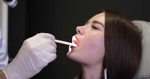 Kẹo ngậm hoạt động như thế nào trong việc hỗ trợ điều trị cơn đau họng?
