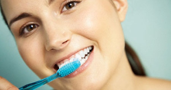 Cách làm trắng răng tại nhà đơn giản nhất là gì?
