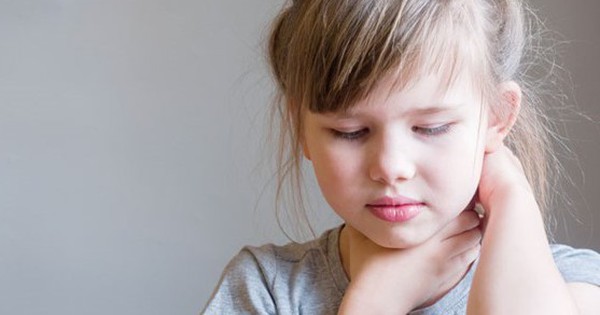 Có những triệu chứng nào thường gặp khi trẻ bị viêm họng?
