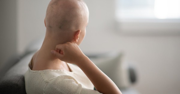 Có những biện pháp nào để giúp bệnh nhân ung thư vượt qua tình trạng rụng tóc và tăng cường tự tin trong quá trình điều trị?