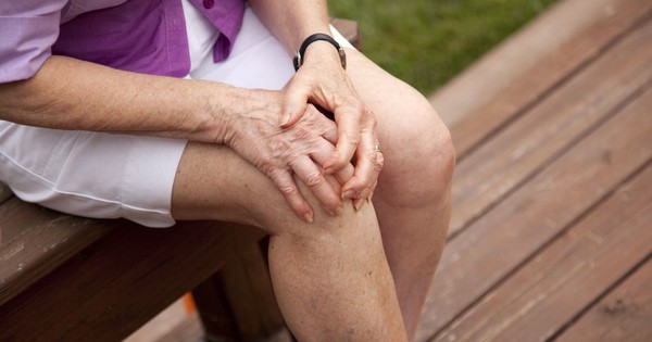 Người già bị đau khớp gối có thể duy trì một lối sống khỏe mạnh như thế nào?

