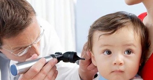 Thời điểm nào cần đưa trẻ đến bác sĩ nếu nghi ngờ viêm tai giữa cấp mủ?
