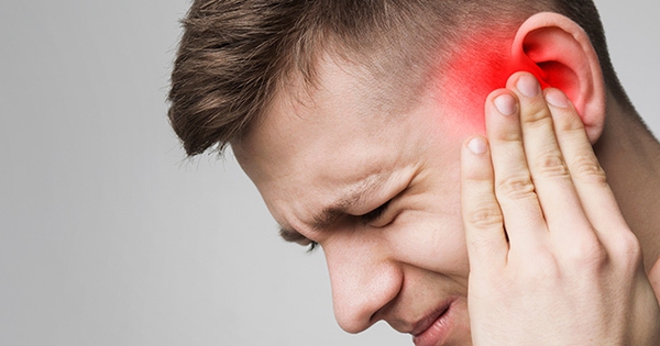 Dấu hiệu nào cho thấy nhai bị đau tai trái là do viêm cơ hàm?
