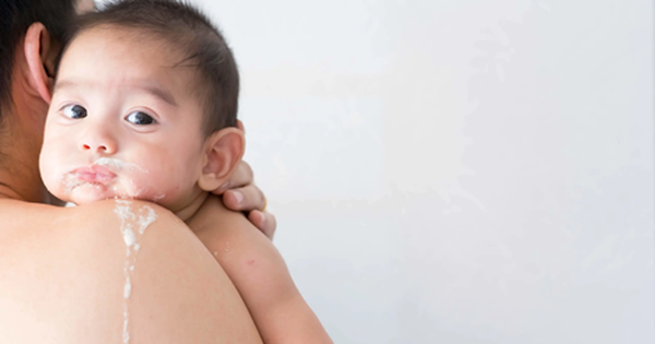 Trào ngược dạ dày là gì và tại sao nó ảnh hưởng đến bé?
