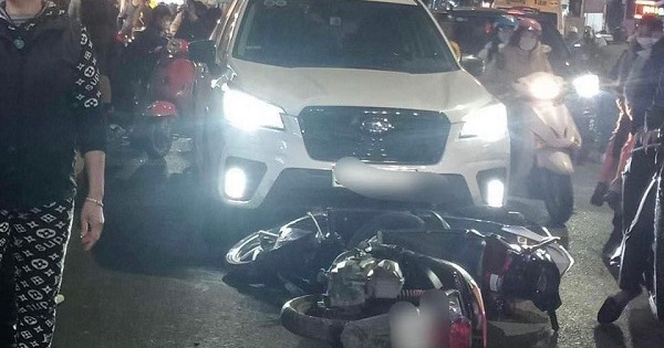 “Ô tô điên” đâm nhiều xe máy trên phố Bạch Mai