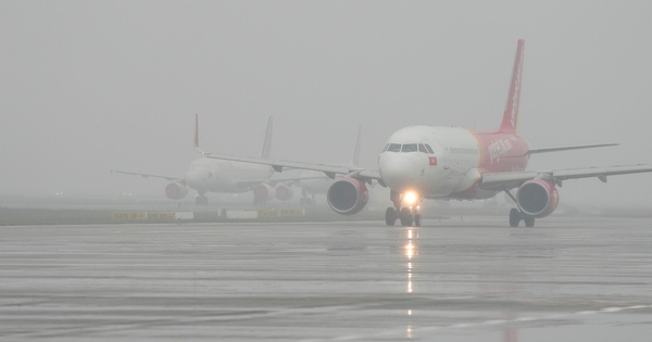 Sương mù dày đặc ở miền Bắc, hàng chục chuyến bay không thể hạ cánh