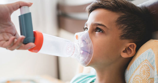 Tại sao việc tiếp xúc với các chất dị ứng thường gặp trong gia đình có thể tăng nguy cơ mắc bệnh hen suyễn ở trẻ em?
