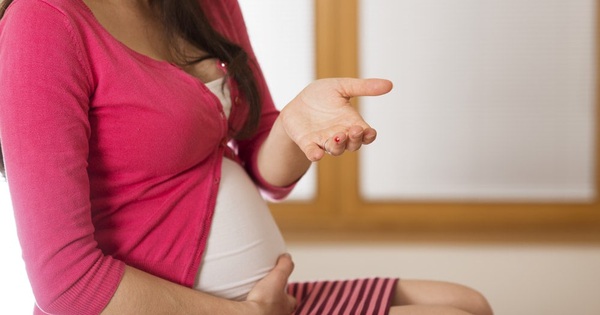 Những bệnh lý nào khác có thể xuất hiện cùng với bệnh sùi mào gà khi mang thai?
