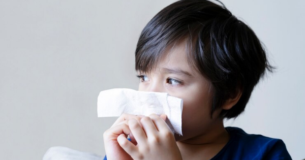 Viêm xoang ở trẻ em có thể gây ra triệu chứng đau họng và sốt hâm hấp không?
