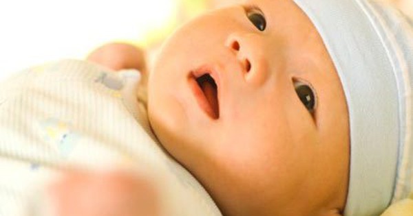 Trong trường hợp bé bị vàng da bệnh lý, liệu sữa mẹ có ảnh hưởng đến triệu chứng của bé không?
