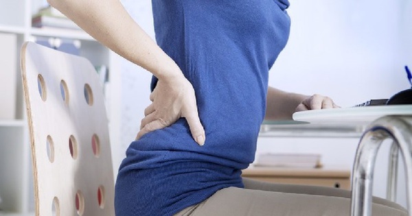 Có những biểu hiện nào khác đi kèm với đau lưng giữa ở phụ nữ?
