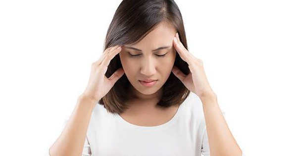 Tại sao thay đổi hormone trong cơ thể có thể gây ra đau đầu khi hành kinh?
