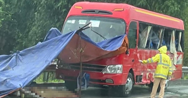 Va chạm xe khách trên cao tốc Nội Bài - Lào Cai, 7 người bị thương