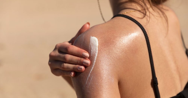 Những vùng da nào cần được chú ý đến và thoa kem chống nắng khi đi biển?