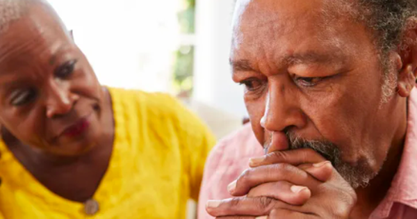 Các triệu chứng hành vi phổ biến của bệnh Alzheimer bao gồm những gì?

