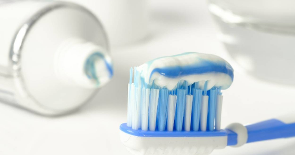 Có những yếu tố nào khác cần được kết hợp với kem đánh răng để trị mụn hiệu quả hơn?

