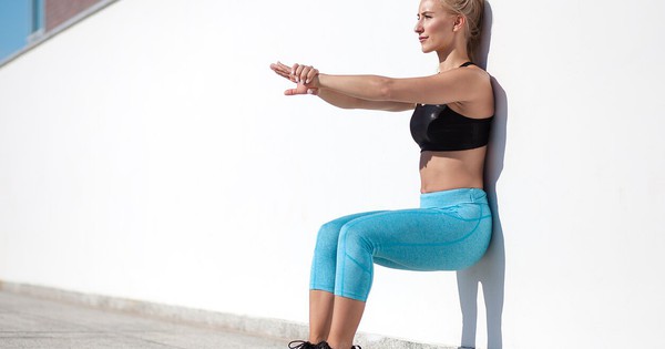 Có cần sử dụng tạ hoặc tăng cường trọng lượng khi tập squat mông?