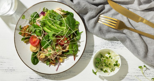 Bạn có thể làm salad ăn sáng từ những nguyên liệu gì?
