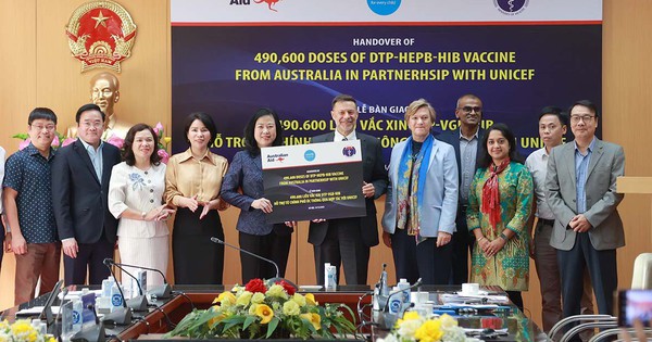 Bộ trưởng Bộ Y tế Đào Hồng Lan nhận biểu trưng 490.600 liều vaccine 5 trong 1 từ ngài Andrew Goledzinowski, Đại sứ Úc tại Việt Nam.
