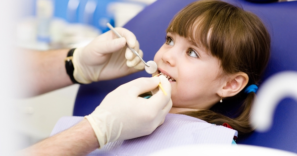 Trẻ nhỏ bị sưng lợi chảy máu chân răng cần đi khám và điều trị ở đâu?