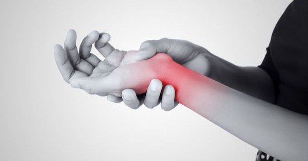 Khi nào cần đi khám bác sĩ nếu bị đau cổ tay?

