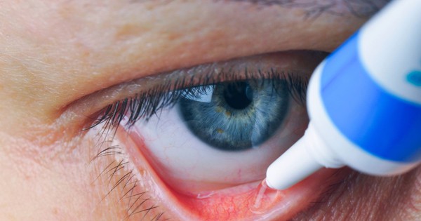 Ngoại trừ vi khuẩn, thuốc mỡ mắt còn có tác dụng chống lại những gì khác không?