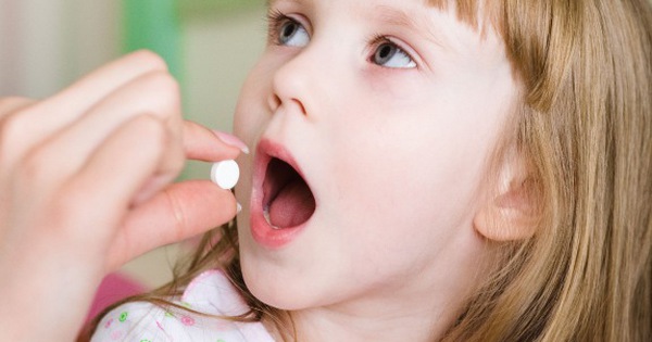 Có cần nghiền thuốc tẩy giun pha với nước uống cho trẻ em 3 tuổi?
