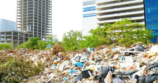 Bãi rác khổng lồ án ngữ giữa khu đô thị đông đúc ở Hà Nội