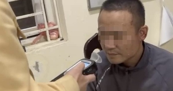 Gallery - Tạm giữ hình sự lái xe bán tải dương tính ma tuý, chống người thi hành công vụ