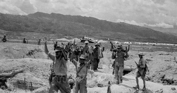 Ngày 22/4/1954, vị trí 206 bị quân đội ta tiêu diệt, quân địch còn sống sót giơ tay xin hàng. Ảnh: Tư liệu TTXVN