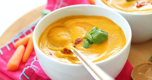 Món súp nghệ cà rốt có màu sắc rực rỡ giúp trị cảm lạnh.