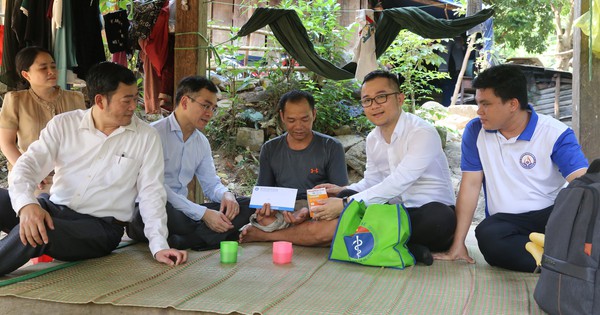 Tuổi trẻ ngành y tế khám bệnh, cấp phát thuốc miễn phí cho người dân