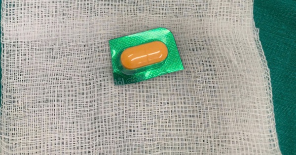 Sơ ý uống thuốc nuốt luôn vỏ, phải nhập viện cấp cứu