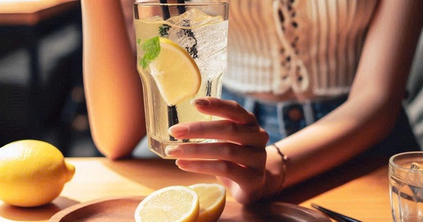 Bạn bè tự tập cùng uống những ly nước mát lạnh