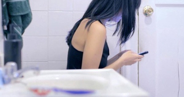 Ngồi Nhà Vệ Sinh Dùng Điện Thoại: Thói Quen Nguy Hiểm Bạn Cần Biết!