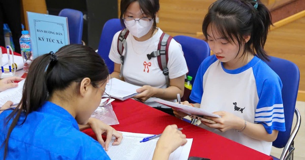 Dự đoán Điểm Chuẩn Khối Sức Khỏe 2025: Biến Động Môn Sinh Học Ảnh Hưởng Đến Đâu?