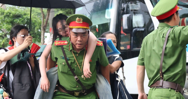 Công an, CSGT Hà Nội liên tiếp hỗ trợ người dân gặp sự cố sức khỏe khi xem tổng hợp luyện Quốc khánh