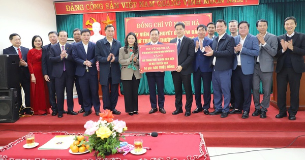 Gallery - Thứ trưởng Thường trực Bộ Y tế Vũ Mạnh Hà làm việc với ngành Y tế tỉnh Tuyên Quang