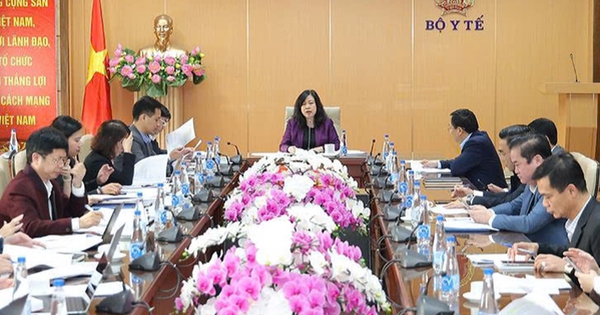 View - Bộ y tế đề xuất tăng phụ cấp cho nhân viên y tế thôn và cô đỡ thôn , bản