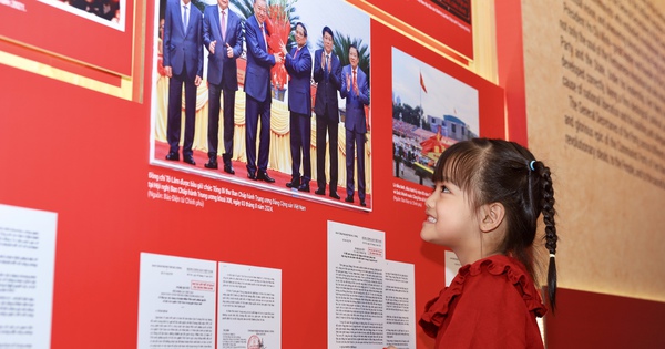 View - Triển lãm 'Từ Đại hội đến Đại hội' góp phần tái hiện chặng đường phát triển của Đảng