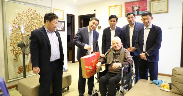 Gallery - Thứ trưởng Bộ Y tế Trần Văn Thuấn thăm và chúc Tết các Giáo sư đầu ngành 2026