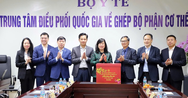 Gallery - Bộ trưởng Bộ Y tế Đào Hồng Lan thăm các đơn vị Y tế tại Hà Nội dịp Tết 2026