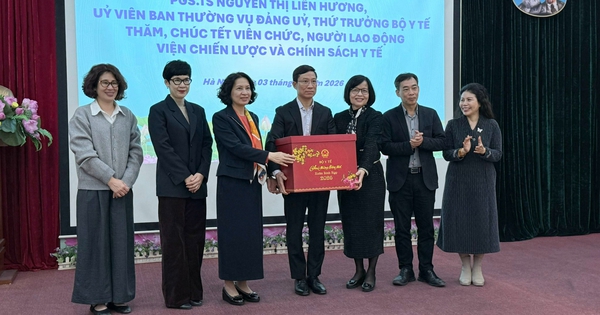 View - Thứ trưởng Nguyễn Thị Liên Hương chúc Tết viên chức Viện Chiến lược và Chính sách Y tế 2026