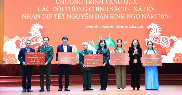 View - Bộ trưởng Đào Hồng Lan cùng Đoàn ĐBQH Bắc Ninh trao quà tặng các đối tượng chính sách - xã hội