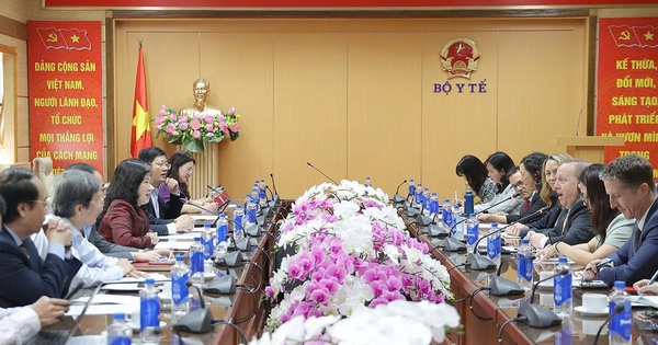 View - Hợp tác Y tế Việt Nam và Hoa Kỳ với Bộ trưởng Đào Hồng Lan và ông John W . McIntyre