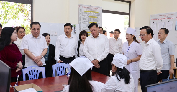 Gallery - Thứ trưởng Đỗ Xuân Tuyên làm việc về y tế tại tỉnh Sơn La