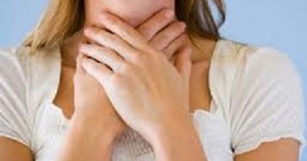 Những biện pháp tự nhiên nào khác có thể giúp giảm triệu chứng đau rát cổ họng sau khi ngủ dậy?