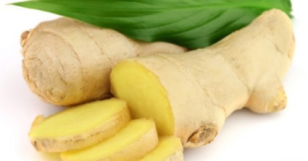 What are the benefits and properties of dried ginger (gừng khô) according to traditional Eastern medicine?