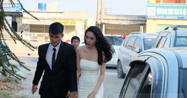 Công Vinh nắm chặt tay Thủy Tiên trong đám cưới đầu tiên của năm 2015